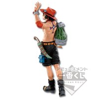 Ein koloriertes Modell mit dem Ziel eines „ring“-Finishs, entwickelt durch die Untersuchung leuchtender, plakatfarbenähnlicher Farbwirkung und mutiger Farbkombinationen, um die Kraft des Originals auszudrücken.