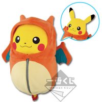 Pikachu en sac de couchage Dracaufeu