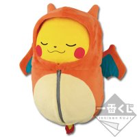 Peluche Pikachu dans un sac de couchage Dracaufeu – version Bonne nuit
